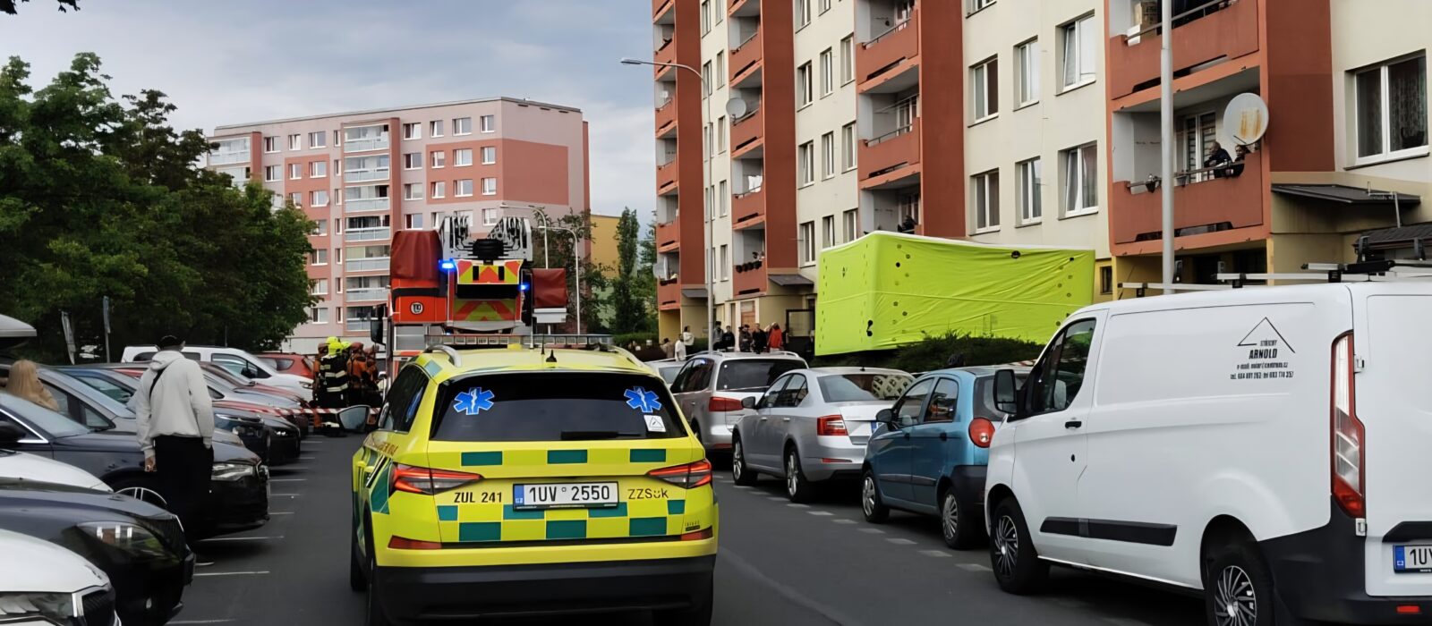 AKTUÁLNĚ: Drama v ulici Františka Malíka! Muž hrozí skokem z okna, na místě zasahují všechny složky IZS