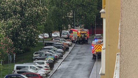 AKTUÁLNĚ: Hasiči zasahují u požáru bytu v ulici Moskevská v Mostě