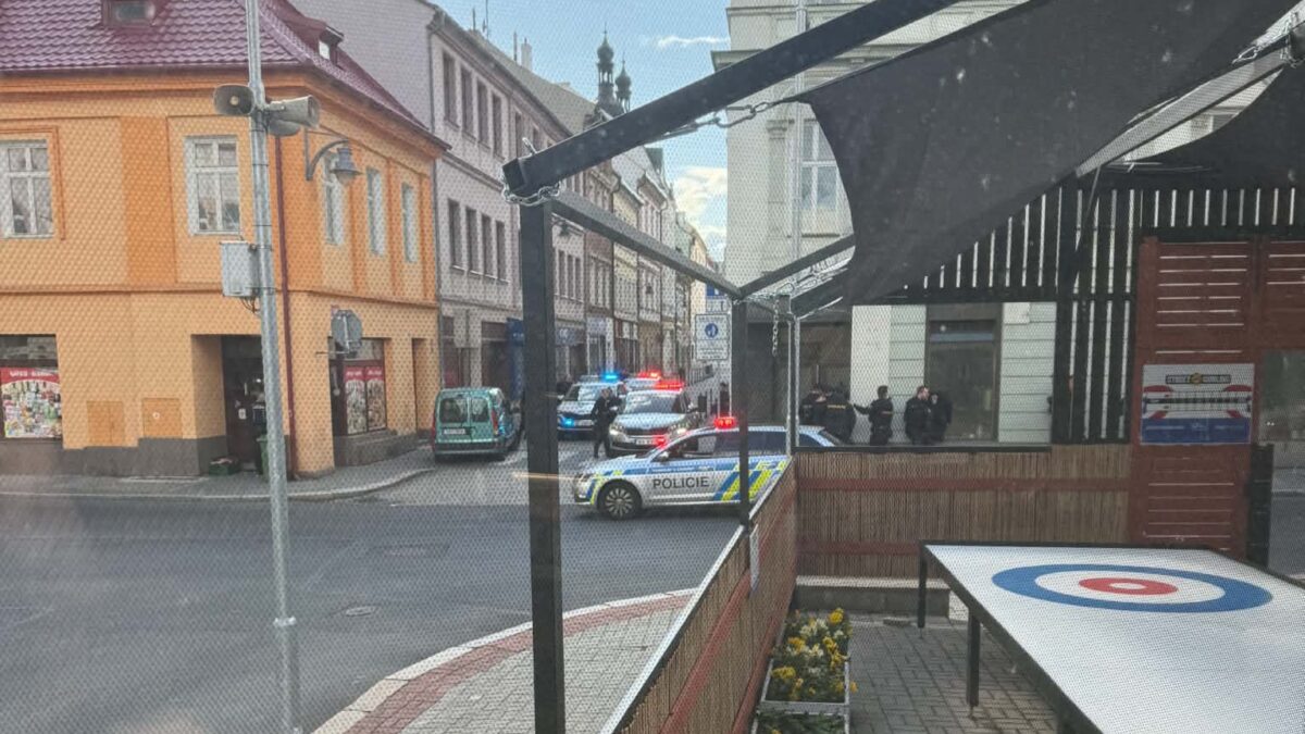 AKTUALIZUJEME: Policie zadržela ozbrojeného muže v Chomutově. Lidem už nehrozí nebezpečí