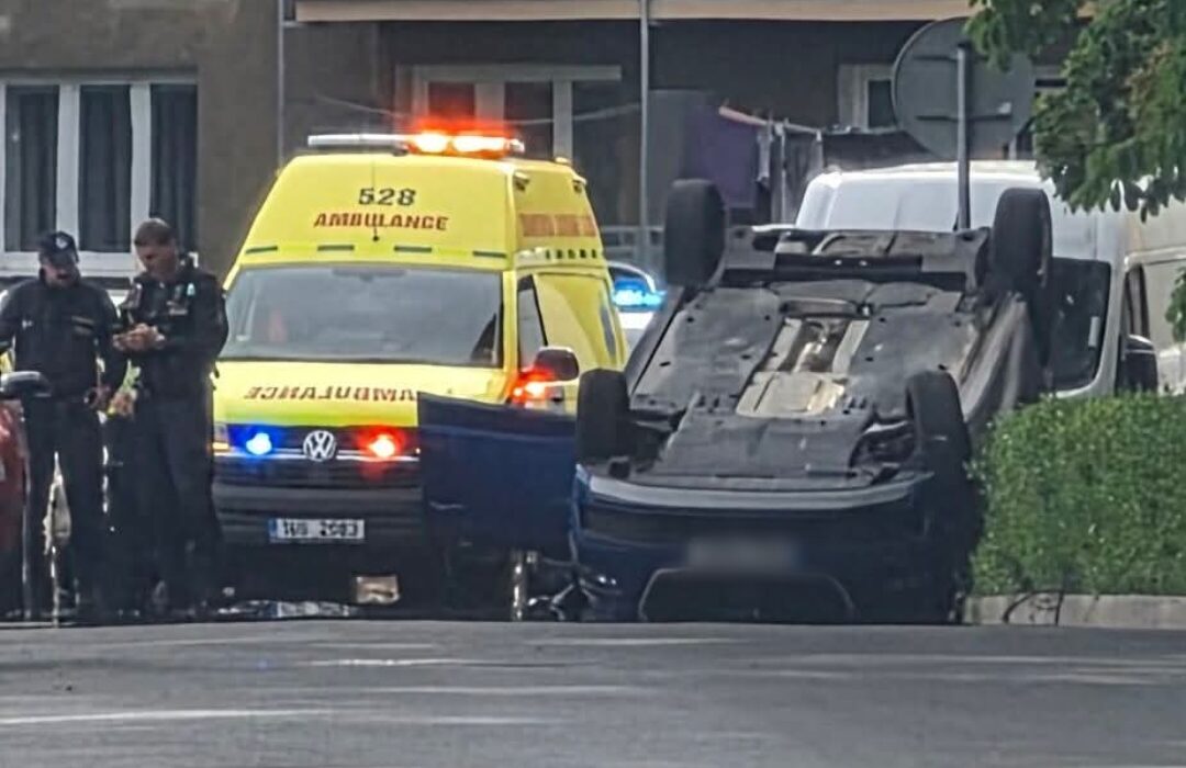 STALO SE: V Litvínově havarovalo auto, po nehodě zůstalo převrácené na střeše