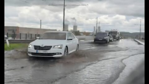 Silnice I/27 v Záluží se po deštích pravidelně mění v jezero. Řidiči mluví o nebezpečné situaci