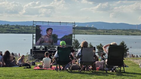 AKTUÁLNĚ: Deka, piknik a filmy pod širým nebem. Letní kino je zpět!