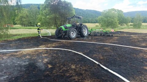 STALO SE: V Brandově hořel traktor i pole, zasahovali i němečtí hasiči