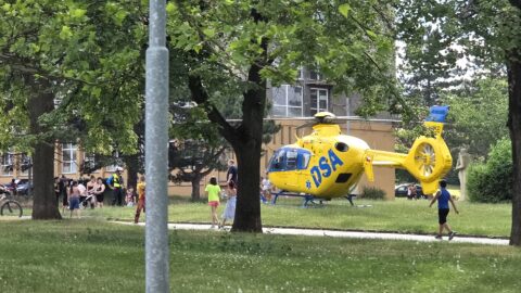 AKTUÁLNĚ: Na Budovatelce v Mostě zasahuje vrtulník, záchranáři i policie
