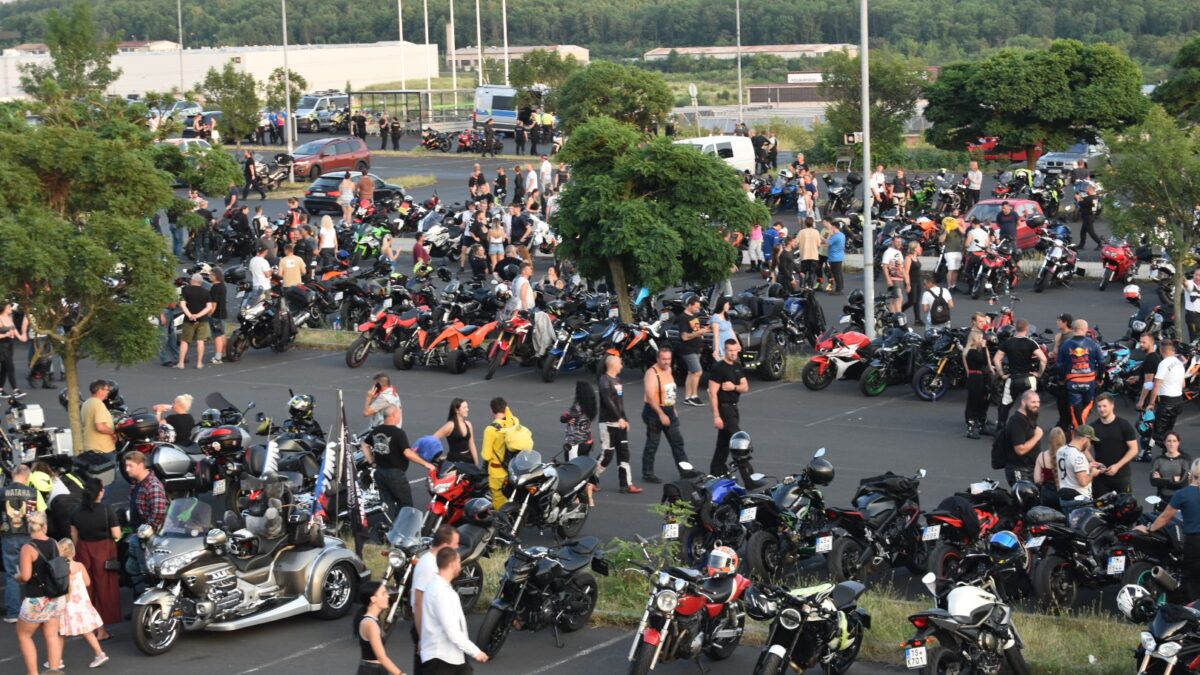 AKTUÁLNĚ: Stovky motorek teď čekají v Mostě na odjezd. Spanilou jízdu nahradil organizovaný přesun