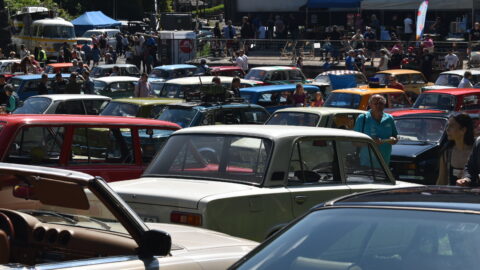 OBRAZEM: Deset let tradice! Litvínovské Loučky opět zaplnily historické automobily a motocykly
