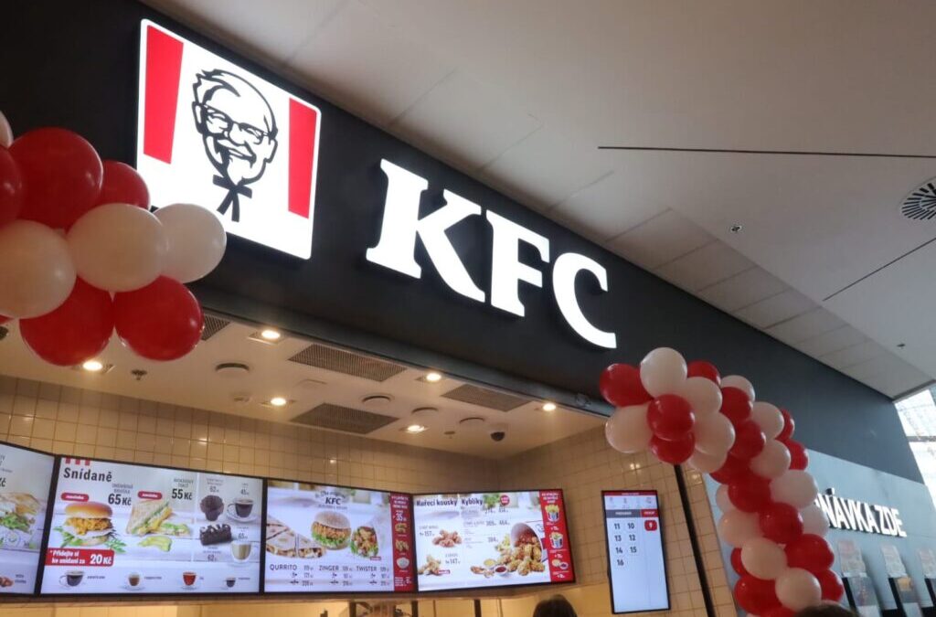STALO SE: KFC v Centralu dnes zavřelo. Nápor zákazníků způsobila akce s 50% slevou. Došlo kuře
