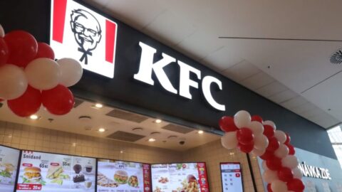 STALO SE: KFC v Centralu dnes zavřelo. Nápor zákazníků způsobila akce s 50% slevou. Došlo kuře