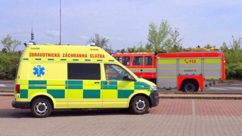 AKTUÁLNĚ: Nehoda dvou vozidel zkomplikovala dopravu u nemocnice. Neprojede tu ani MHD