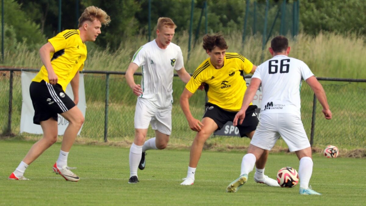 OBRAZEM: Fotbal proti hokeji! Jiřetín zdolal v exhibici hokejisty Litvínova