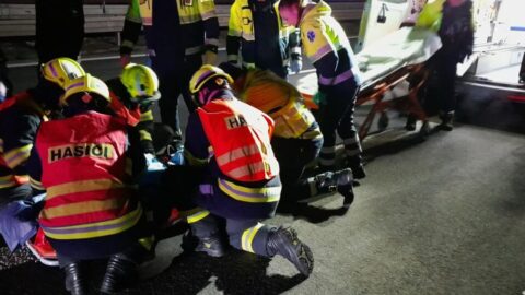 AKTUÁLNĚ: Noční nehoda uzavřela silnici I/27 u Obrnic. Na místě zasahují složky IZS
