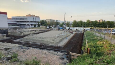 Nová sportovní hala v Mostě má být hotová na jaře. Současný stav stavby však budí pozornost