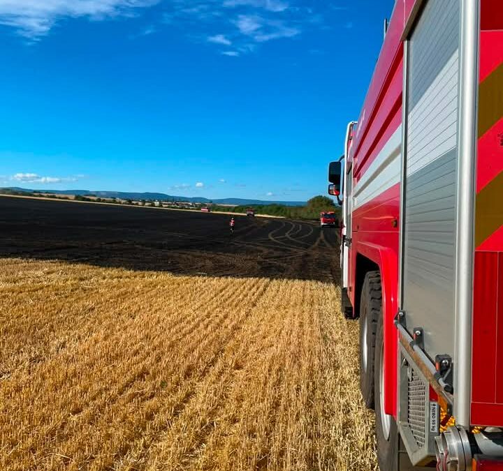 STALO SE: Hořící pole u Vtelna zaměstnalo hasiče. Plameny zasáhly i kombajn