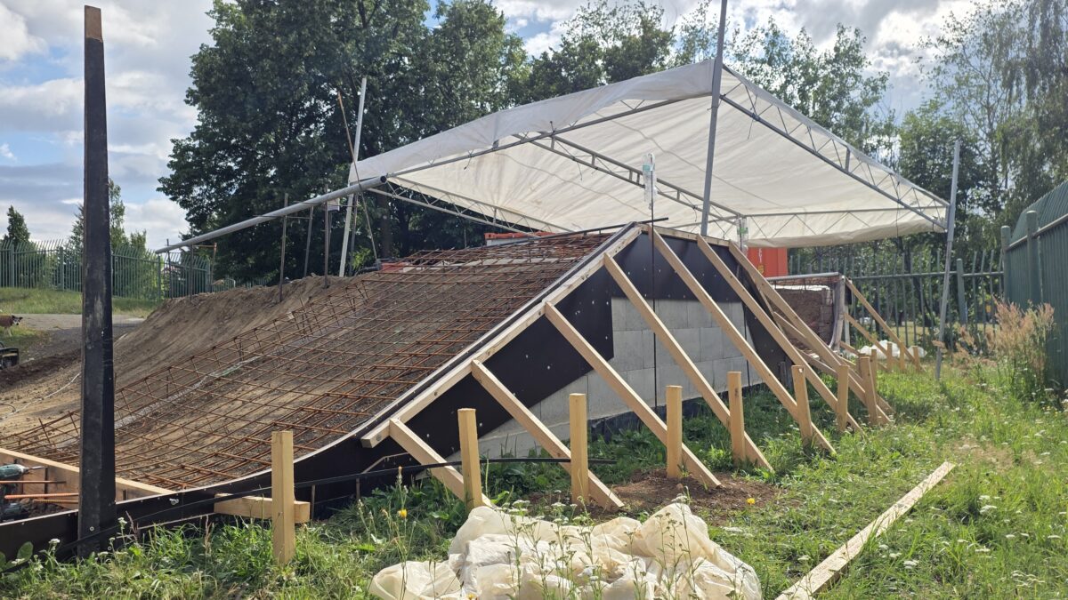 FOTO DNE: Skatepark v parku Šibeník získává novou podobu. Na stavbě už přibývají první moderní překážky