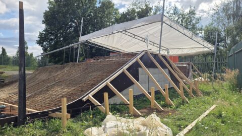 FOTO DNE: Skatepark v parku Šibeník získává novou podobu. Na stavbě už přibývají první moderní překážky