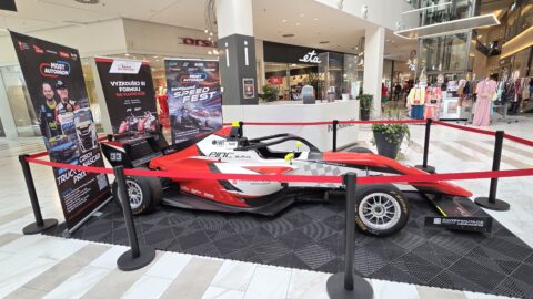 ZAJÍMAVOST: Závodní formule láká do mosteckého Centralu fanoušky motorsportu