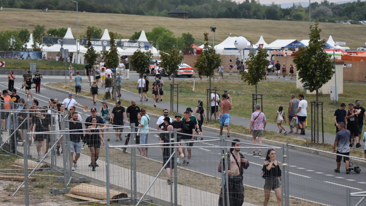 AKTUALIZUJEME: Let It Roll kvůli počasí přerušil program. Organizátoři preventivně evakuovali hudební areál