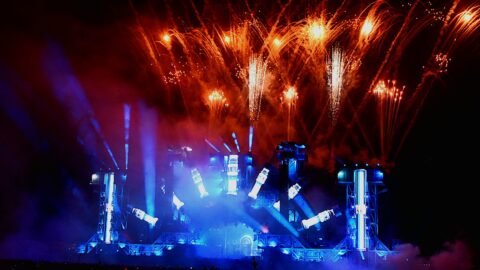 OBRAZEM: Tisíce fanoušků sledovaly velkolepou zahajovací show Let It Roll