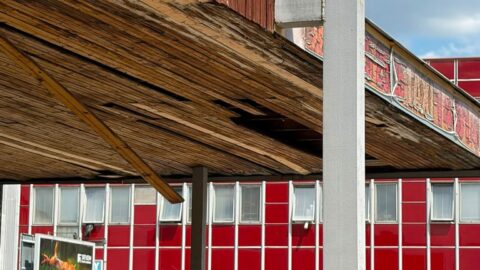 Rozpadávající se přístřešek v Litvínově pobouřil lidi. Obávají se, že může někoho zranit