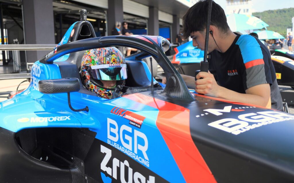 ZAJÍMAVOST: Fanoušci motorsportu zbystřete! V Centralu bude vystavena skutečná závodní formule