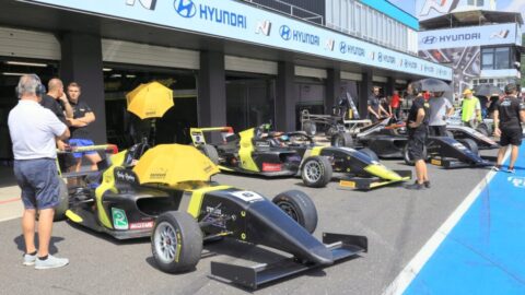 CHYSTÁ SE: Autodrom Most přivítá největší formulový víkend sezony. Na okruh dorazí desítky mladých talentů