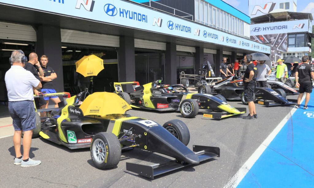 CHYSTÁ SE: Autodrom Most přivítá největší formulový víkend sezony. Na okruh dorazí desítky mladých talentů