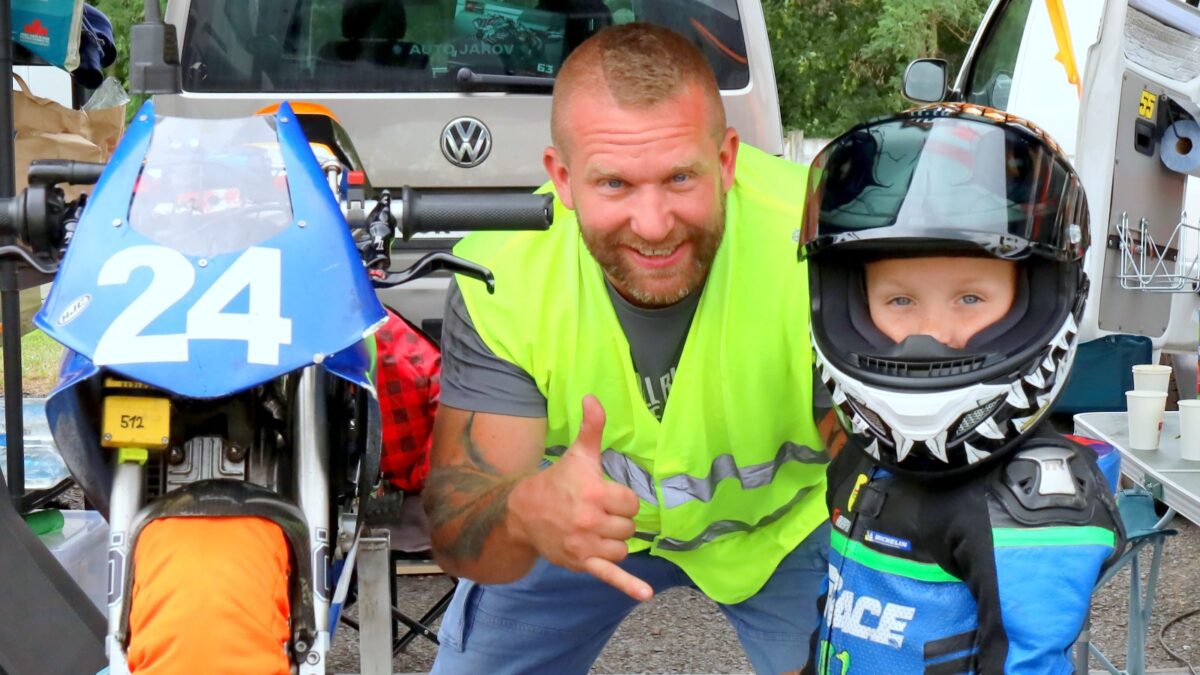 OBRAZEM: Malí závodníci ovládli mostecký polygon. V Mostě se jely republikové závody minimotocyklů