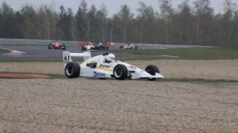 POZVÁNKA: GT vozy, formule i legendární speciály. Autodrom Most zaplní přes 120 závodních strojů