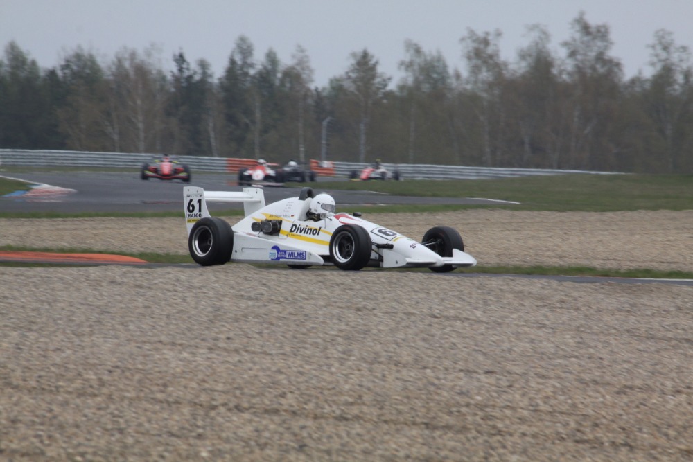 POZVÁNKA: GT vozy, formule i legendární speciály. Autodrom Most zaplní přes 120 závodních strojů