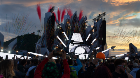 ZAJÍMAVOST: Akrobatická show nad Jezerem Most zahájí festival Let It Roll