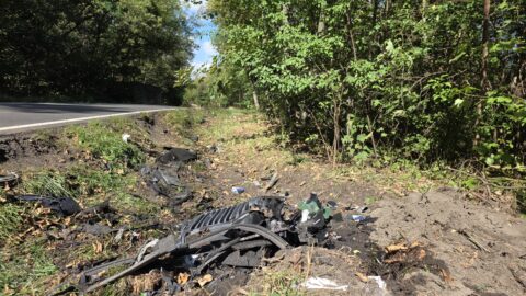 Místo tragické nehody den poté. V zatáčce už hoří svíčky. Policie zadržela podezřelého