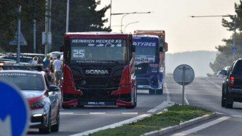 POZOR! Spanilá jízda trucků letos Mostem neprojede. Fanoušci se s jezdci setkají přímo na autodromu