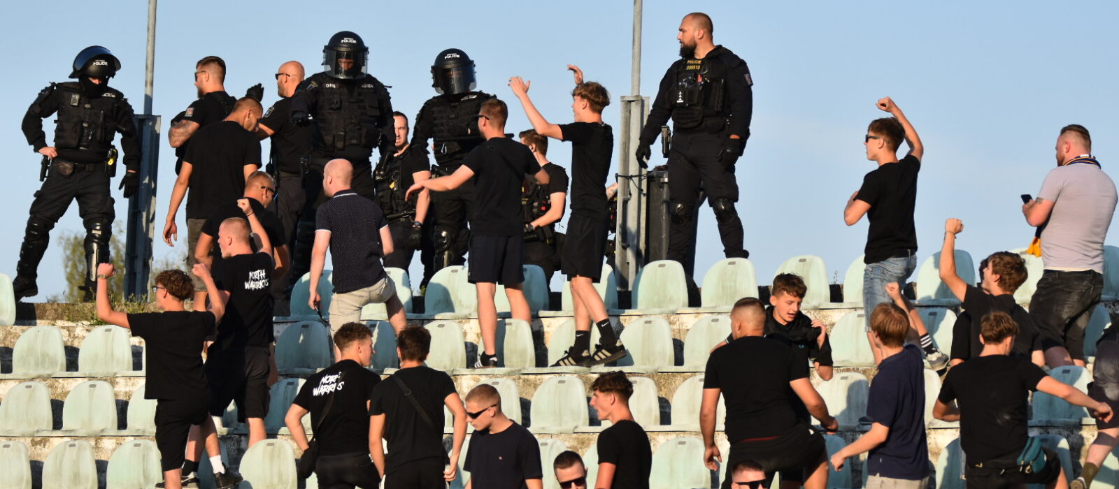 FOTBAL: Derby plné gólů i emocí. Most nasázel Teplicím pět branek. Mezi fanoušky zasahovali těžkooděnci