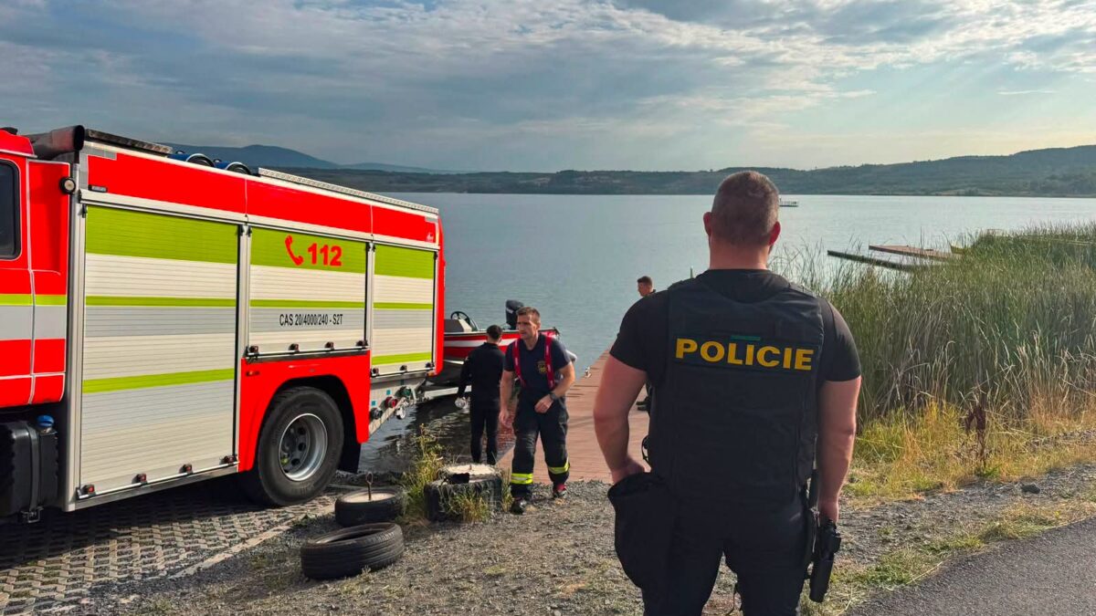 AKTUALIZUJEME: Dramatické pátrání na jezeře Most pokračuje. Dvě pohřešované osoby se zatím nenašly