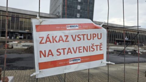 Rekonstrukce autobusového nádraží v Mostě nabrala další zpoždění. Termín dokončení se znovu posouvá