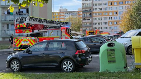 AKTUÁLNĚ: Hasiči zasahují ve Višňové ulici v Mostě. Z jednoho z bytů byl hlášen kouř