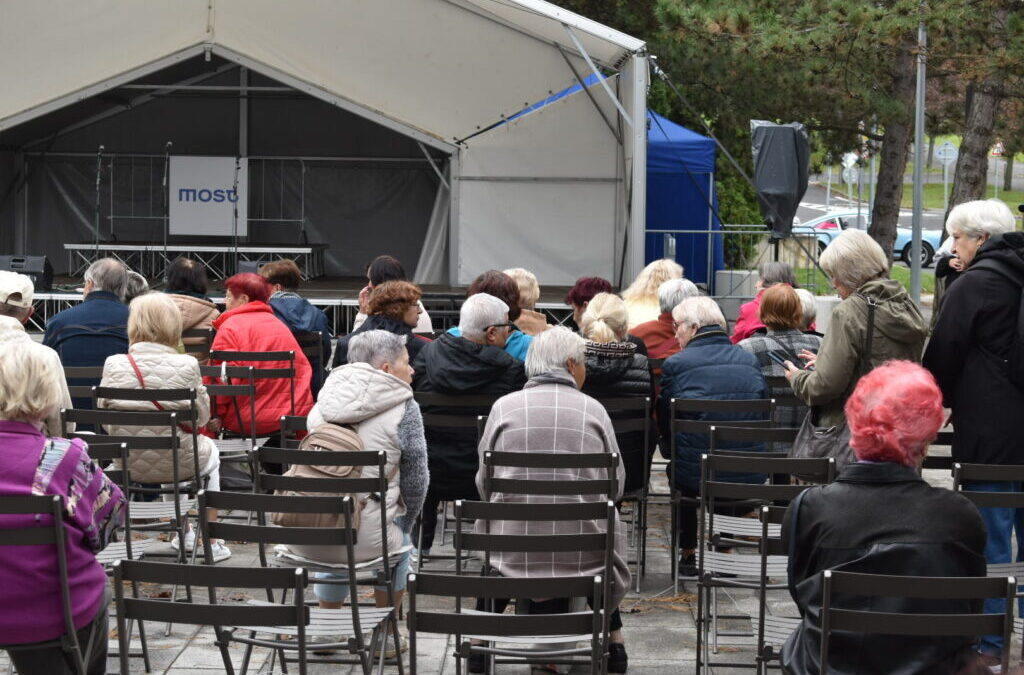 CHYSTÁ SE: Svátek seniorů zaplní Radniční park. Nabídne hudbu, módní přehlídku i kávu s dortem zdarma