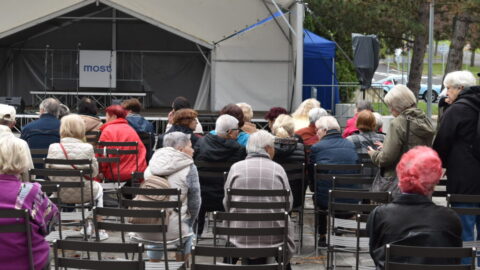 CHYSTÁ SE: Svátek seniorů zaplní Radniční park. Nabídne hudbu, módní přehlídku i kávu s dortem zdarma