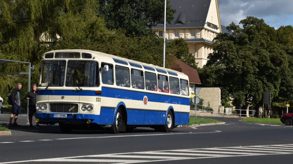 FOTO: Víkend ve znamení historie MHD. Mostem projížděly legendární autobusy a vozily cestující zdarma
