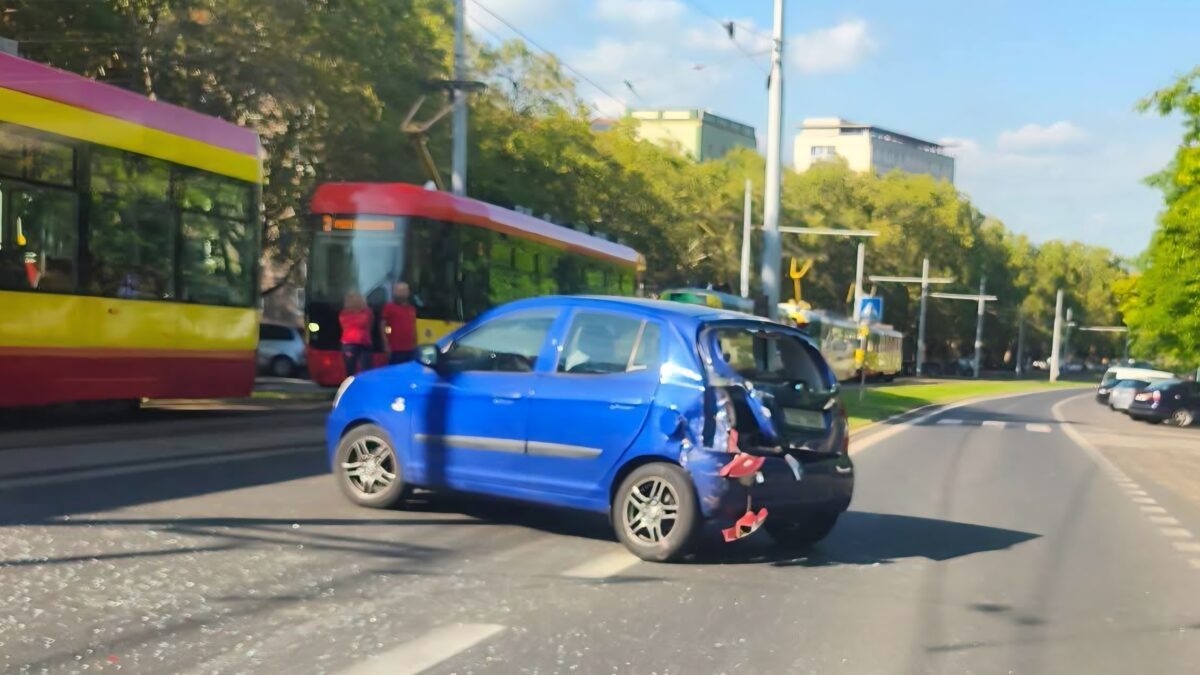 STALO SE: Kolize auta s tramvají zkomplikovala odpolední dopravu v Mostě