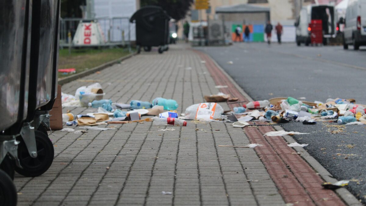 Mostecká slavnost skončila. Ráno po ní zůstal v areálu obrovský nepořádek