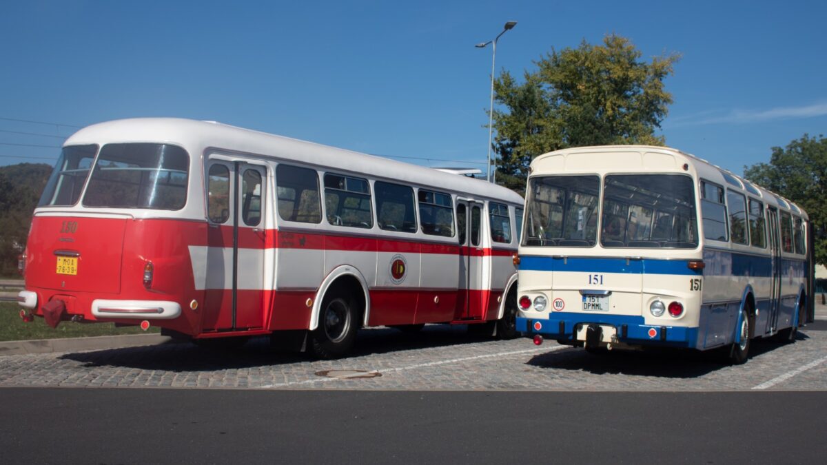 FOTO: Retro prodloužený víkend na Mostecku. Autobusové legendy doplnila historická tramvaj