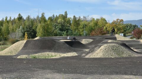 ZAJÍMAVOST: Na Matyldě se otevřel nový pumptrack. Moderní dráha nahradila původní hliněný okruh