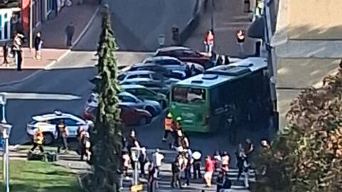 AKTUALIZUJEME: Autobus v Litvínově narazil do domu. Při nehodě se zranili dva lidé