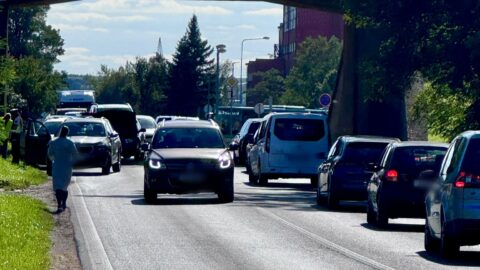 AKTUÁLNĚ: Po nehodě tří vozidel se v Čepirohách tvoří kolony. Provoz řídí policie
