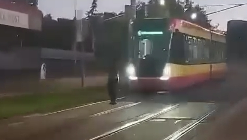 VIDEO: Žena vstoupila do kolejiště před tramvaj. Případ řeší policie
