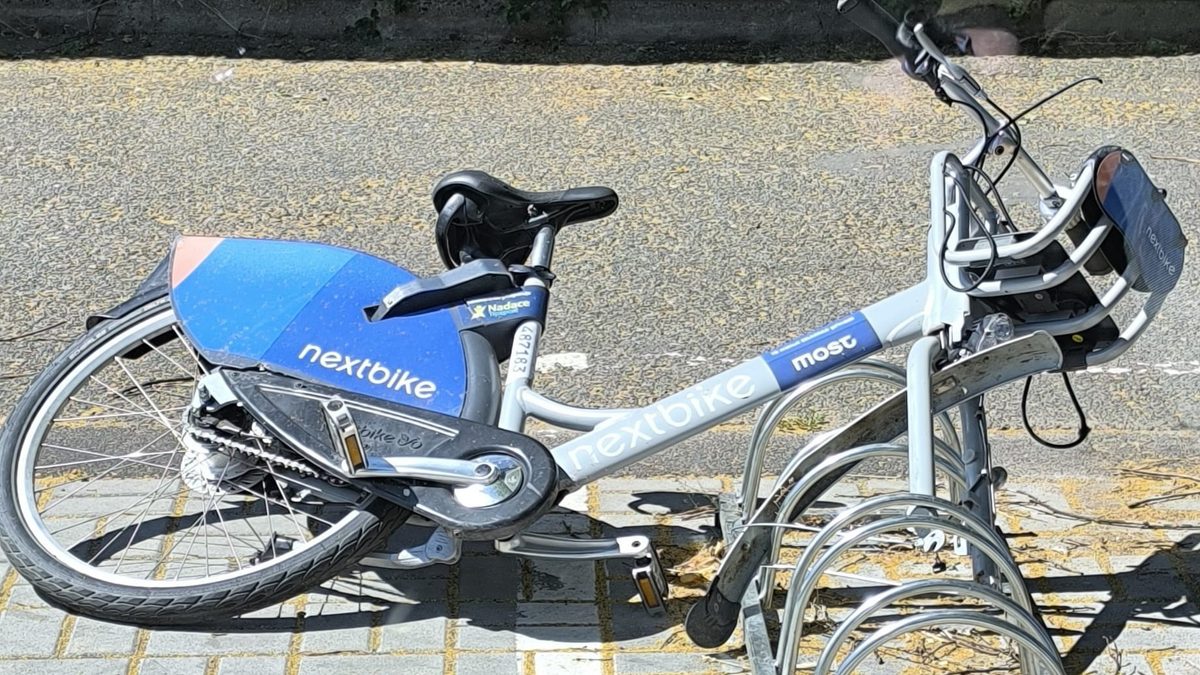 Sdílená kola v Mostě? Někteří si je spletli s hračkou. Končí na plotech, pohozená v trávě i poničená