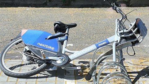 Sdílená kola v Mostě? Někteří si je spletli s hračkou. Končí na plotech, pohozená v trávě i poničená