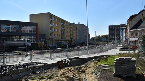 FOTO: Litvínovské centrum je dál staveništěm. Modernizace tramvajové trati pokračuje