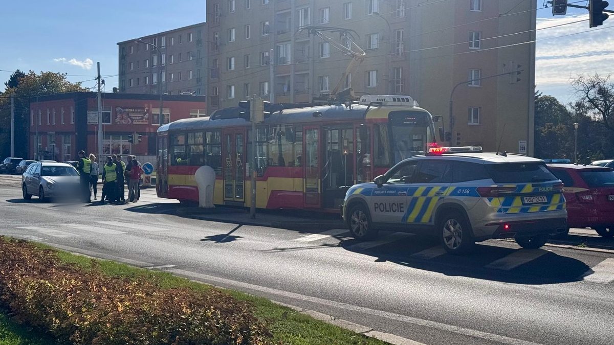 AKTUÁLNĚ: U dopravního podniku v Mostě se střetla tramvaj s autem. Dopravu řídí policie